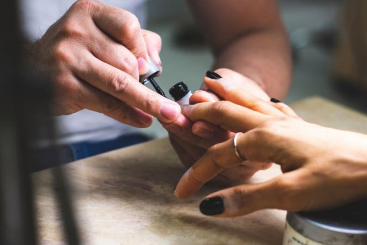 Retiran esmaltes en Colombia tras detectar riesgo para la salud. // Foto: Canva