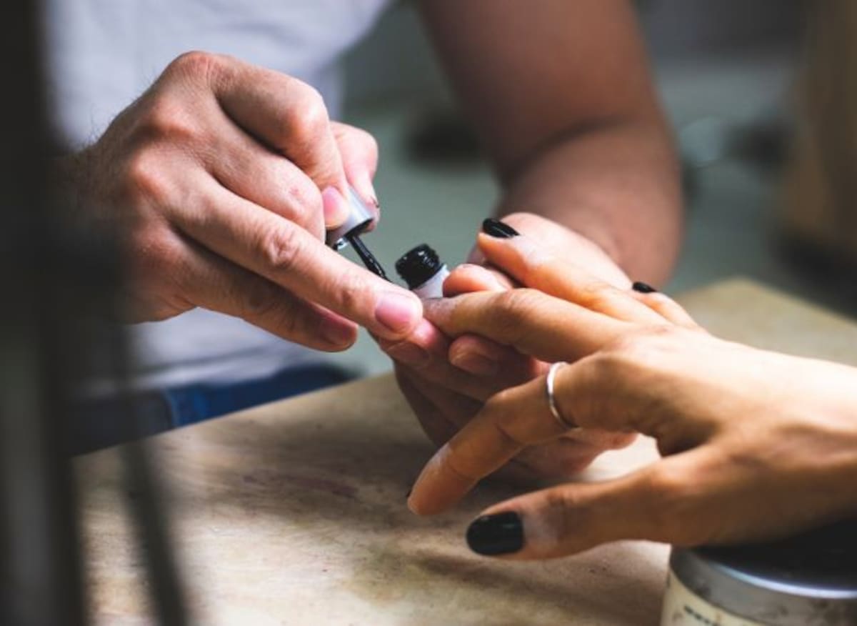 Retiran esmaltes en Colombia tras detectar riesgo para la salud. // Foto: Canva