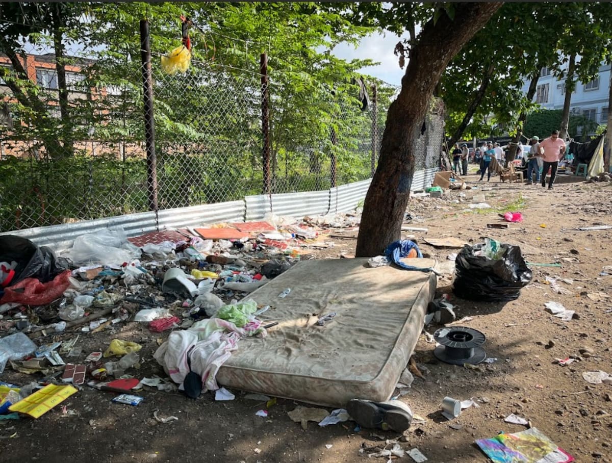 Retiran toneladas de basura en punto de concentración de habitantes de calle en Barrancabermeja. Foto suministrada/VANGUARDIA