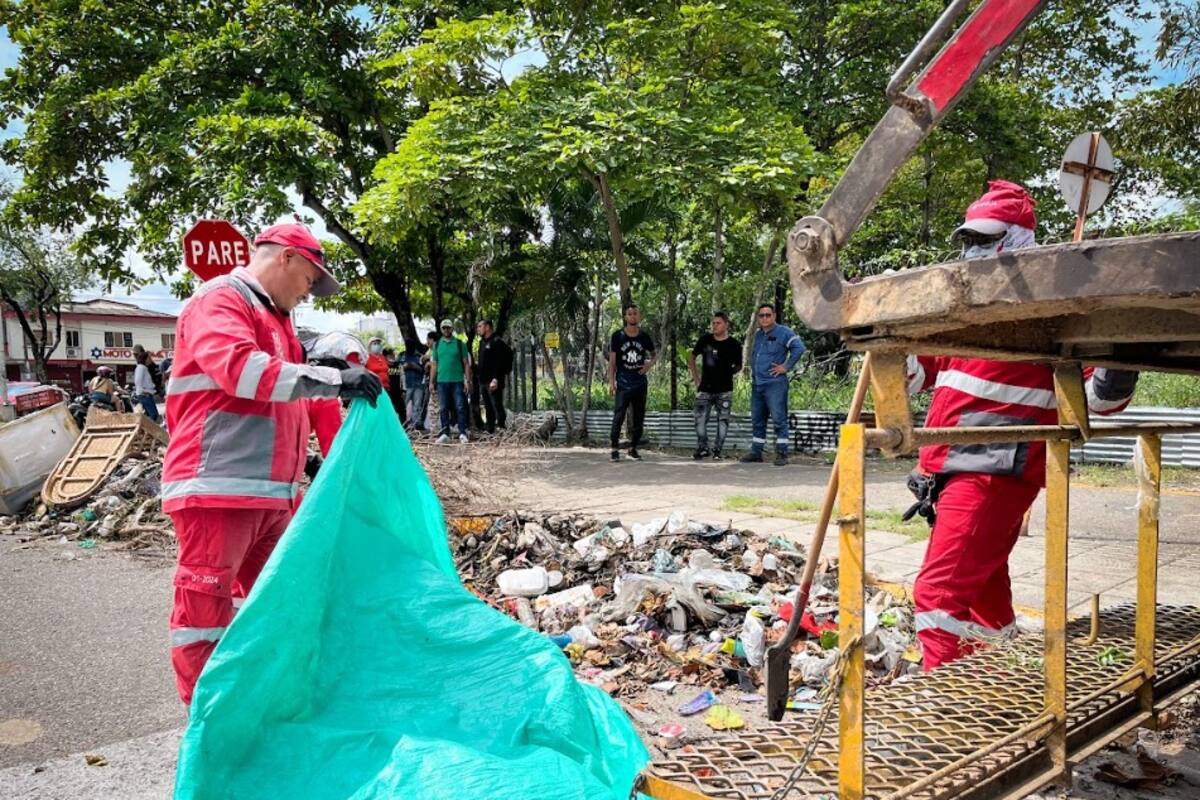 Retiran toneladas de basura en punto de concentración de habitantes de calle en Barrancabermeja. Foto suministrada/VANGUARDIA