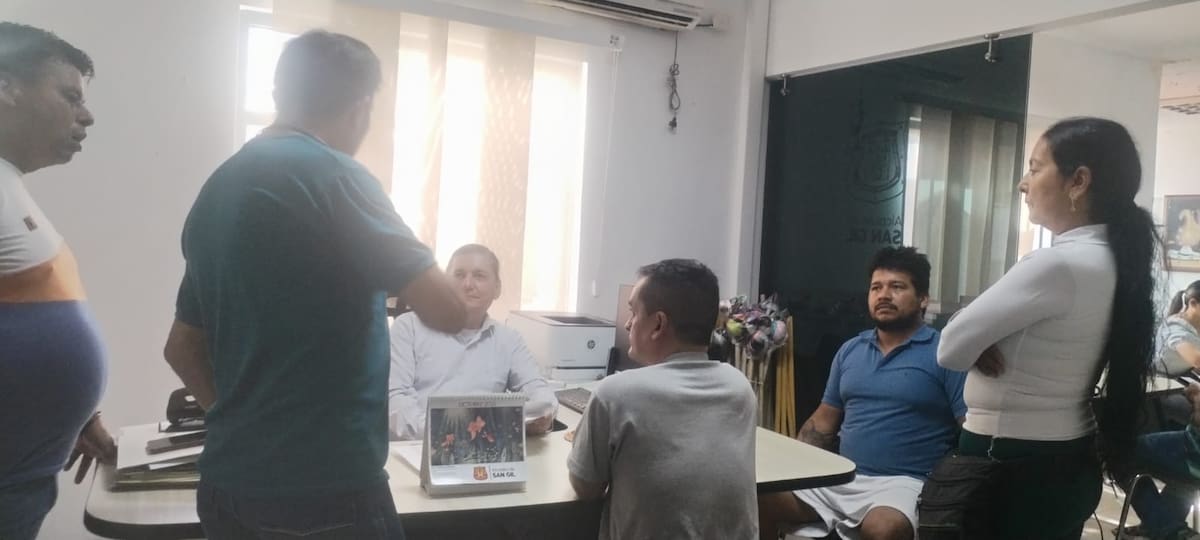 Vendedores cuestionaron al secretario de Deesarrollo Económico, Víctor Hugo Bueno, sobre la organización de las ferias y fiestas.