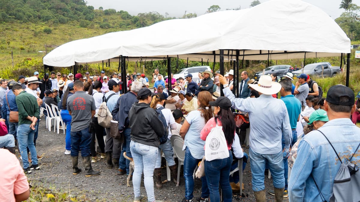 Familias de las zonas rurales afectadas en Vélez se reunieron con autoridades municipales y representantes de algunas entidades nacionales (Fotos suministradas / VANGUARDIA)