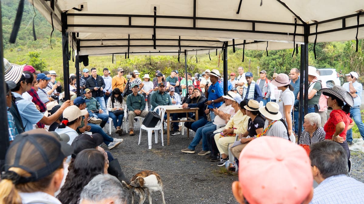 Familias de las zonas rurales afectadas en Vélez se reunieron con autoridades municipales y representantes de algunas entidades nacionales (Fotos suministradas / VANGUARDIA)