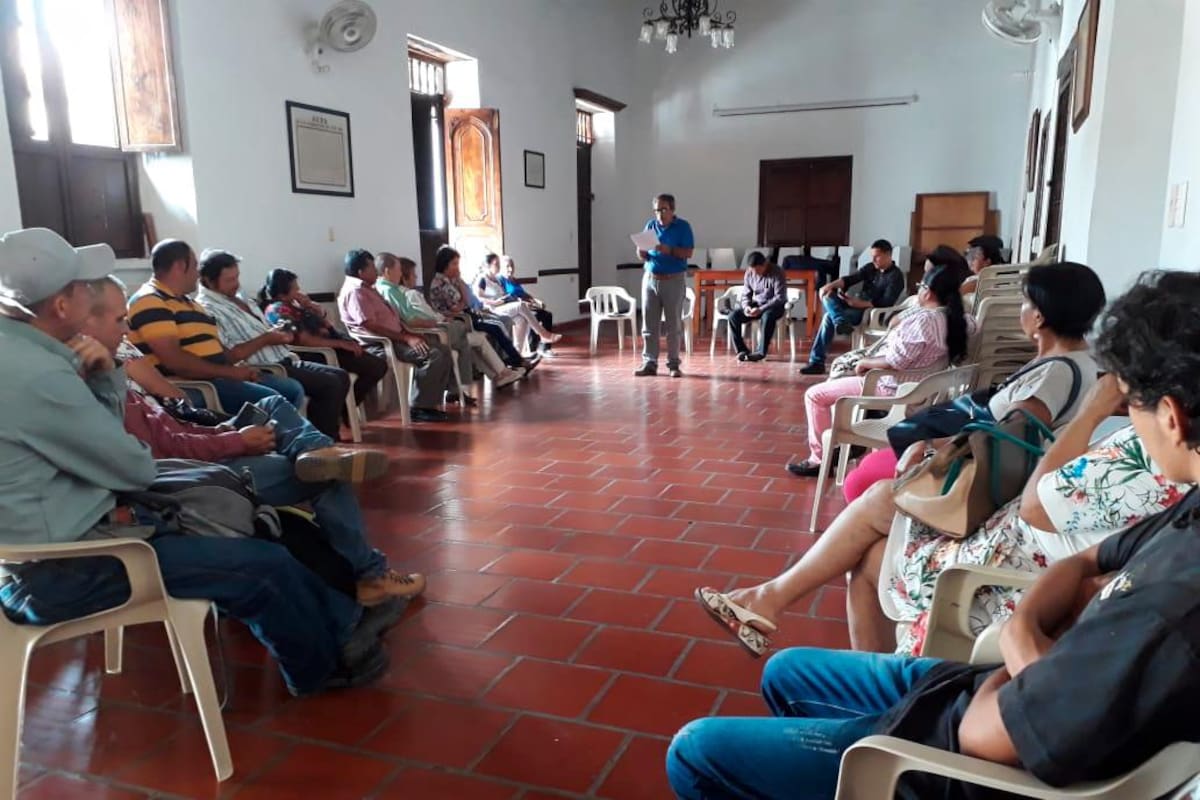 En el salón parroquial de la Catedral se reunieron productores de leche, frijoles, tabaco, café y otros alimentos del sector agrícola.