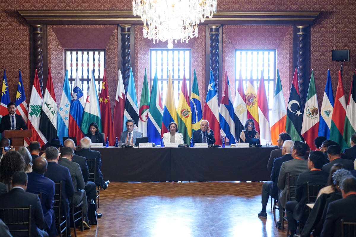 Bogotá. Julio 15 de 2025. Colombia y Sudáfrica, en su calidad de copresidentes de La Haya, se reúnen en las instalaciones de la Cancillería en una sesión ministerial de emergencia sobre Palestina. El encuentro busca abordar la situación del conflicto en la región, incluyendo las denuncias de violaciones a los derechos humanos y la definición de posibles medidas frente a la crisis. (Prensa-Cancillería).