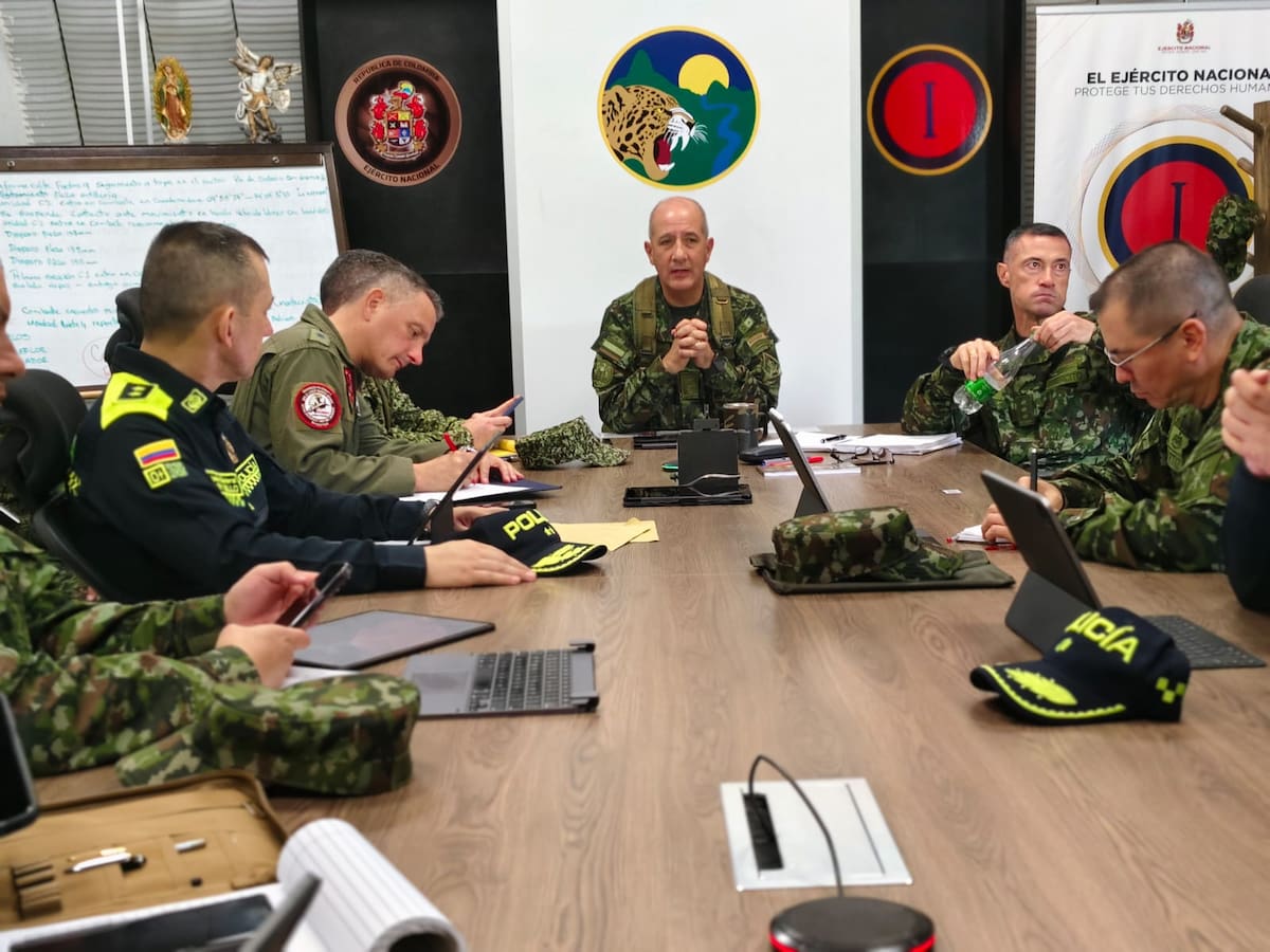 Reunión de las Fuerzas Militares en el sur de Bolívar tras enfrentamientos entre grupos ilegales al margen de la ley que tienen a más de 5.000 personas en confinamiento. // Foto: Cortesía.