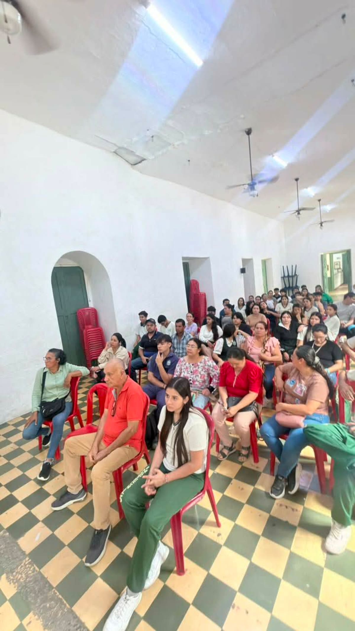 Padres de Familia, estudiante y docentes de la isntitución participarin este 21 de julio en un encuentro en donde ls informaron que los 39 estudiantes tendrían que presentar las pruebas otro día.