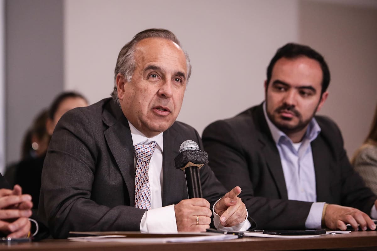 BOGOTÁ, 21 de febrero de 2023 - El Ministro de Transporte Guillermo Reyes se reunió con varios representantes del gremio de los taxistas de varias ciudades, los cuales al ver que no se cumplieron algunos acuerdos y que no asistieron otros ministros como Sandra Milena Urrutia, Ministra de la TIC y Arturo Luis Luna, Ministro de Ciencia, Tecnología e Innovación, se levantaron de la mesa de concertación. (Colprensa-John Paz).