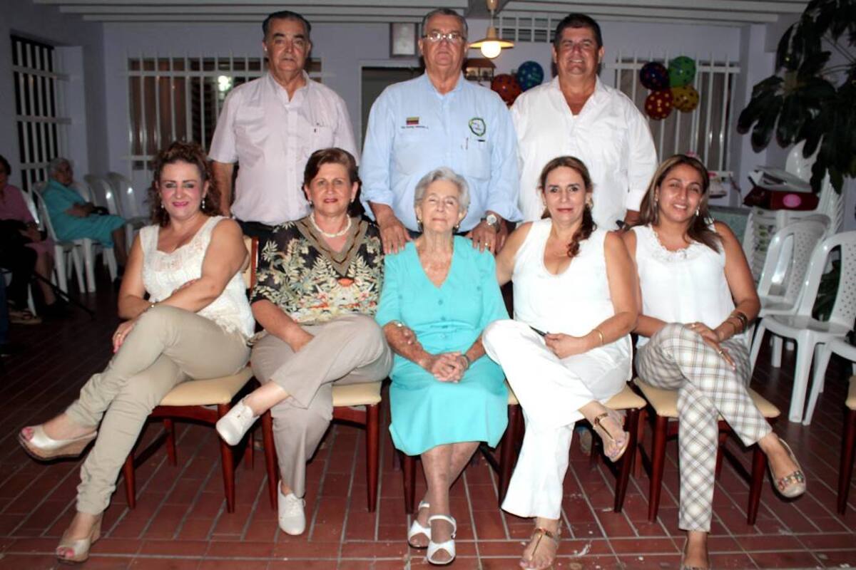 Gloria Evelia Meléndez Barrera, María Martha Meléndez Barrera, Evelia Barrera de Meléndez, Luz Stella del Rosario Meléndez Barrera, Manuela de Meléndez, Mario Francisco Meléndez Barrera, Trino Rodrigo Meléndez Barrera y Carlos Fernando Meléndez Barrera. (Foto: Javier Gutiérrez / VANGUARDIA LIBERAL )