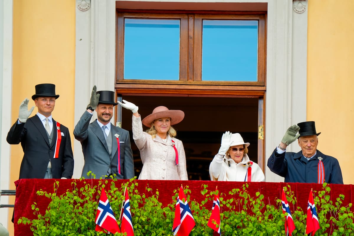 Miembros de la familia real (de izquierda a derecha) el príncipe Sverre Magnus, el príncipe heredero Haakon, la princesa heredera Mette-Marit, la reina Sonja y el rey Harald saludan a la procesión infantil desde el balcón del Palacio Real durante las celebraciones del Día de la Constitución Noruega en Oslo, Noruega, el 17 de mayo de 2026 (reeditado el 28 de agosto de 2026). El rey Harald V falleció en el Hospital Universitario de Oslo a los 89 años, según un comunicado oficial emitido por la Casa Real de Noruega el 28 de agosto de 2026.