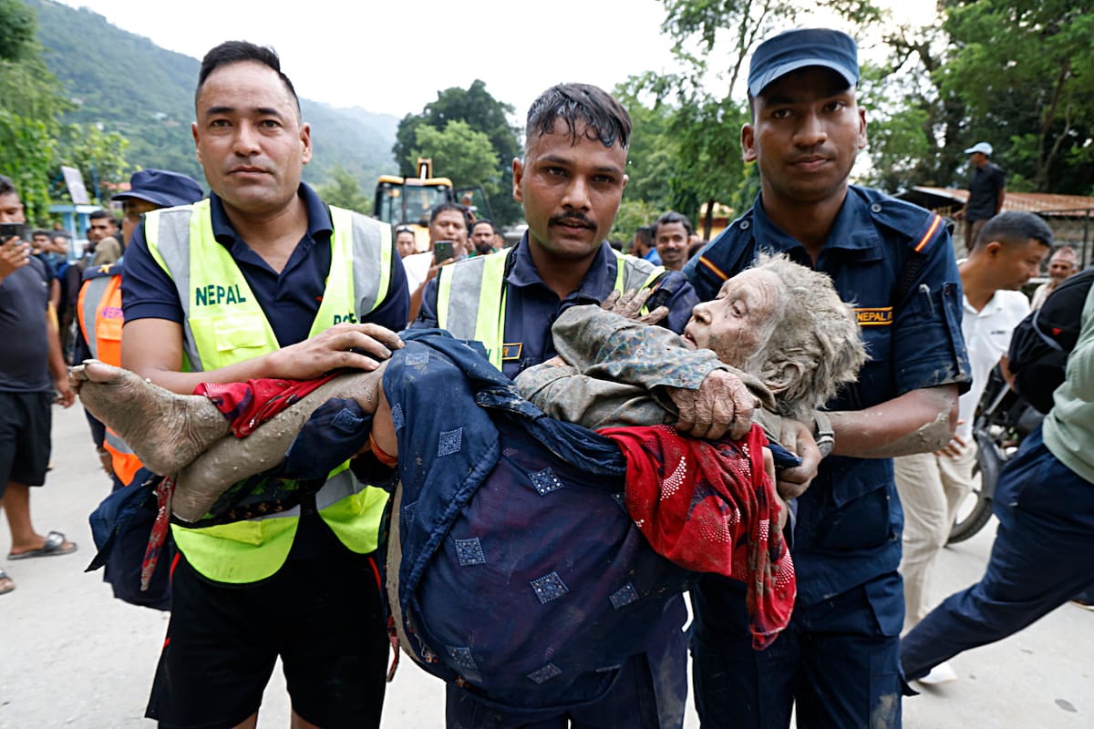 Una anciana fue rescatada de una residencia de ancianos en Devighat tras una inundación repentina en Trishuli Bazar, distrito de Nuwakot, Nepal. //EFE - NARENDRA SHRESTHA.
