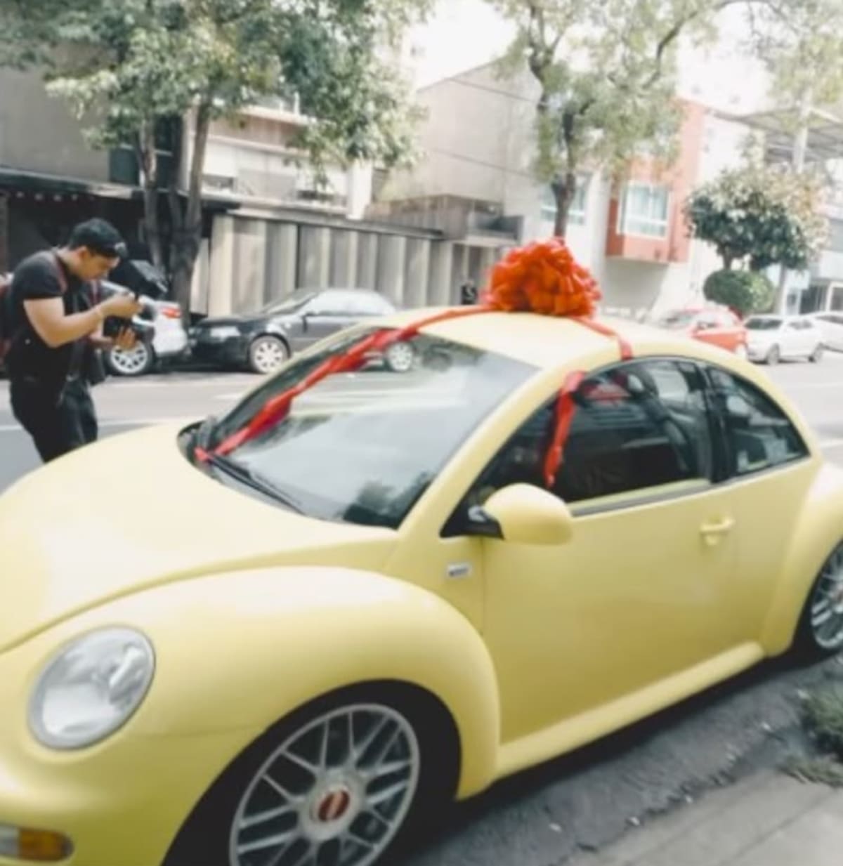 Ricardo Arjona sorprende a taxista mexicano y le regala un auto tras décadas de amistad. Foto: Redes Sociales