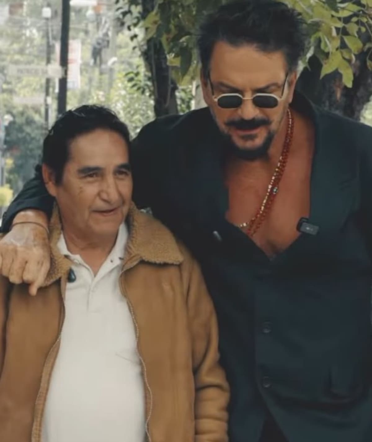 Ricardo Arjona sorprende a taxista mexicano y le regala un auto tras décadas de amistad. Foto: Redes Sociales