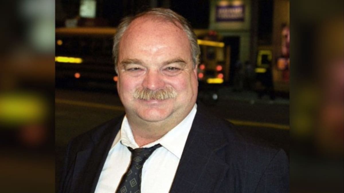 El actor Richard Riehle falleció por causas naturales, según reportes de medios internacionales. Su trayectoria abarcó casi cinco décadas y más de 400 producciones de cine, televisión y teatro.