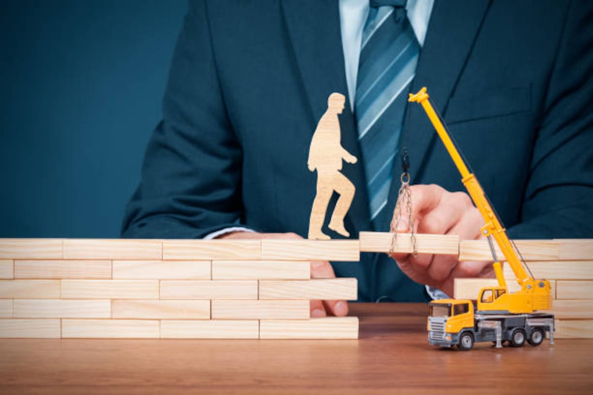 Los riesgos profesionales (o riesgos laborales) comprenden los accidentes y las enfermedades a los que está expuesto un trabajador a causa o con ocasión de la labor que desempeña, los cuales son gestionados a través del Sistema General de Riesgos Laborales.