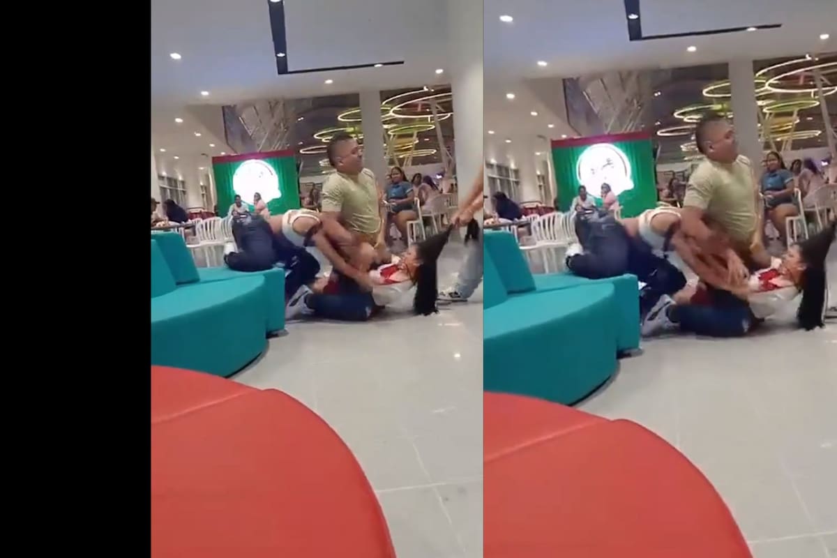 Instantes de la confrontación en un centro comercial de Barranquilla que terminó con golpes y jalones de cabello.