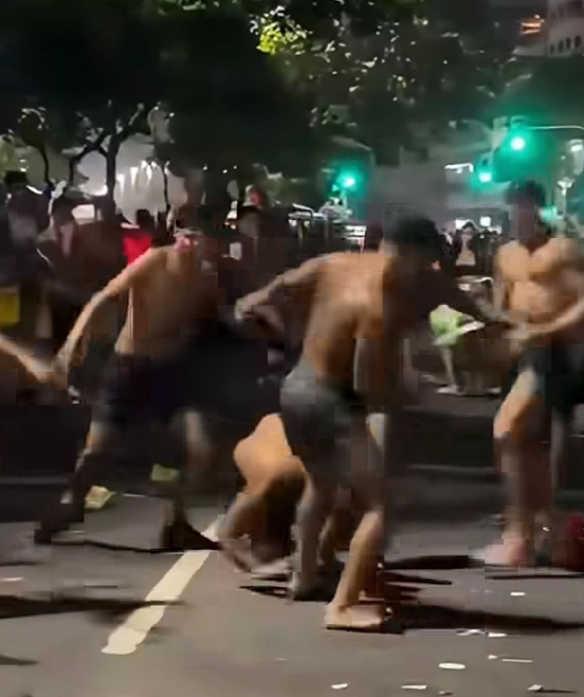La riña sorprendió a cientos de personas que participaban en el Carnaval de Río de Janeiro, dejando a varios involucrados tendidos en el suelo en medio de la celebración.
Foto tomada de: Pantallazo de video de Instagram