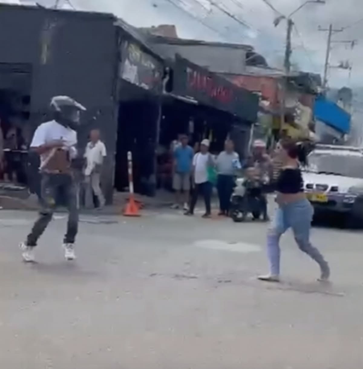 Mujer hirió con un cuchillo a su pareja y luego destruyó su motocicleta en Bucaramanga.
Foto: captura de video - redes sociales.