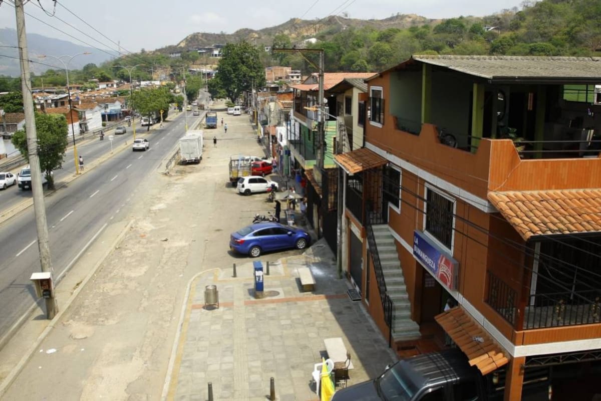 La vía nacional Palenque-Café Madrid es un referente vital del barrio Rincón de Girón parte Alta, pues es paso obligado para quienes se dirigen hacia Bucaramanga o la Costa Atlántica. (Foto: Fotos: César Flórez / VANGUARDIA LIBERAL)