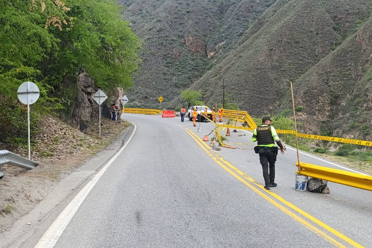 Invías, la Policía de Tránsito y organismos de gestión del riesgo adelantan inspecciones técnicas en el sector del puente Pescadero para definir las obras que permitan recuperar completamente la movilidad en este tramo de la vía nacional. Foto // Suministrada.