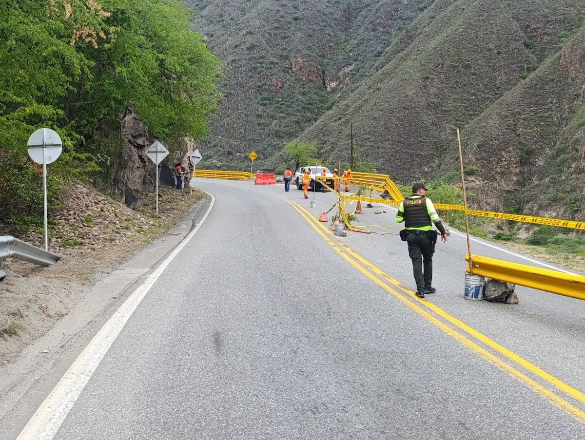 Invías, la Policía de Tránsito y organismos de gestión del riesgo adelantan inspecciones técnicas en el sector del puente Pescadero para definir las obras que permitan recuperar completamente la movilidad en este tramo de la vía nacional. Foto // Suministrada.