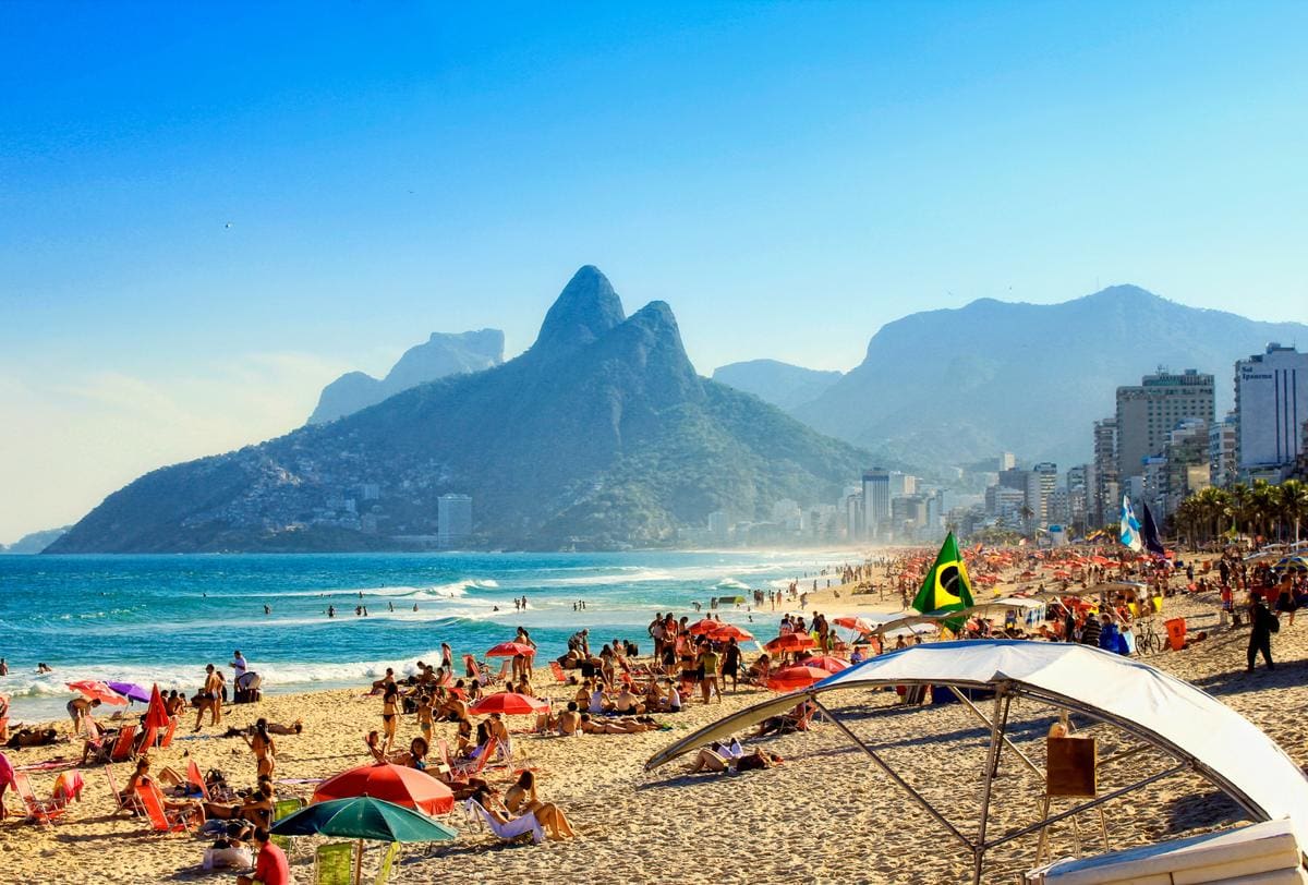 Con temperaturas cálidas, playas activas y una agenda cultural variada, Río se posiciona como un destino para quienes quieren vivir unas vacaciones fuera de las bajas temperaturas. / Fotografía tomada de Visit Brasil