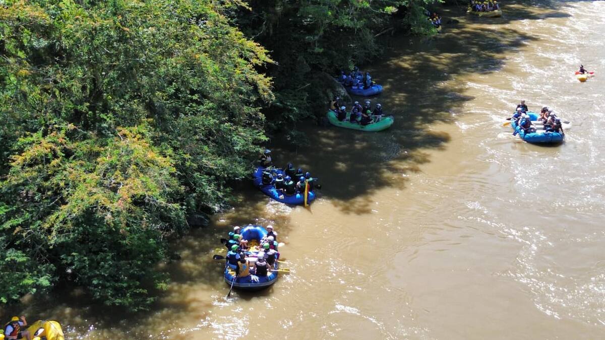Cincuenta botes participaron en la gran marcha acuática por el río Fonce.