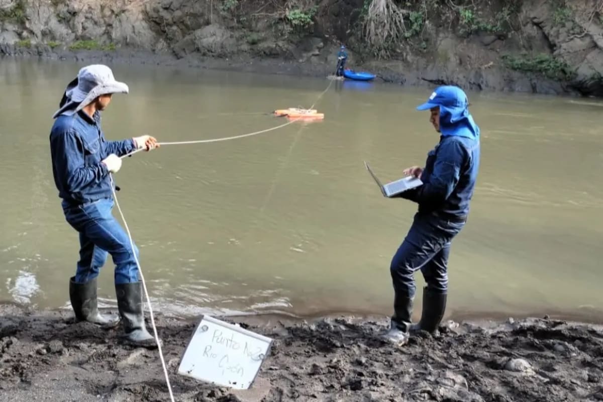 Las mediciones de contaminación se hacen en diferentes puntos de la fuente hídrica.