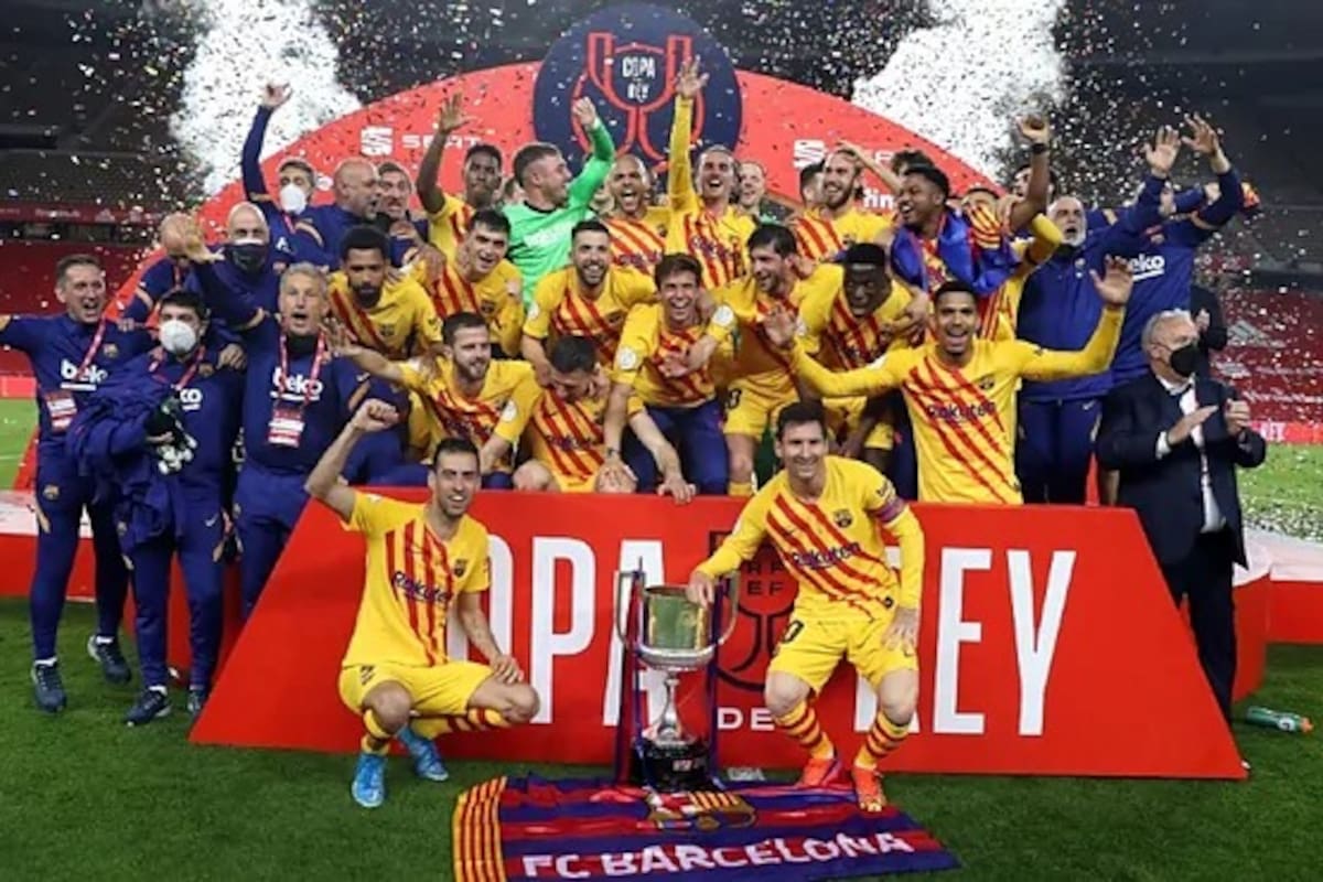 Riqui Puig, celebrando el título del campeonato de La Copa del Rey 2021 con el Barcelona. Foto: Barcelona.