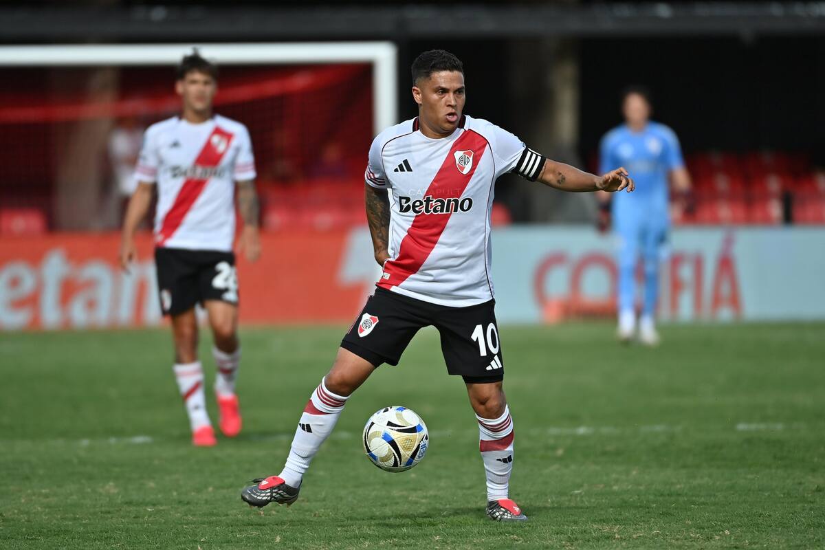 River Plate contó con Juan Fernando Quintero en su debut por la liga de Argentina. //@RiverPlate