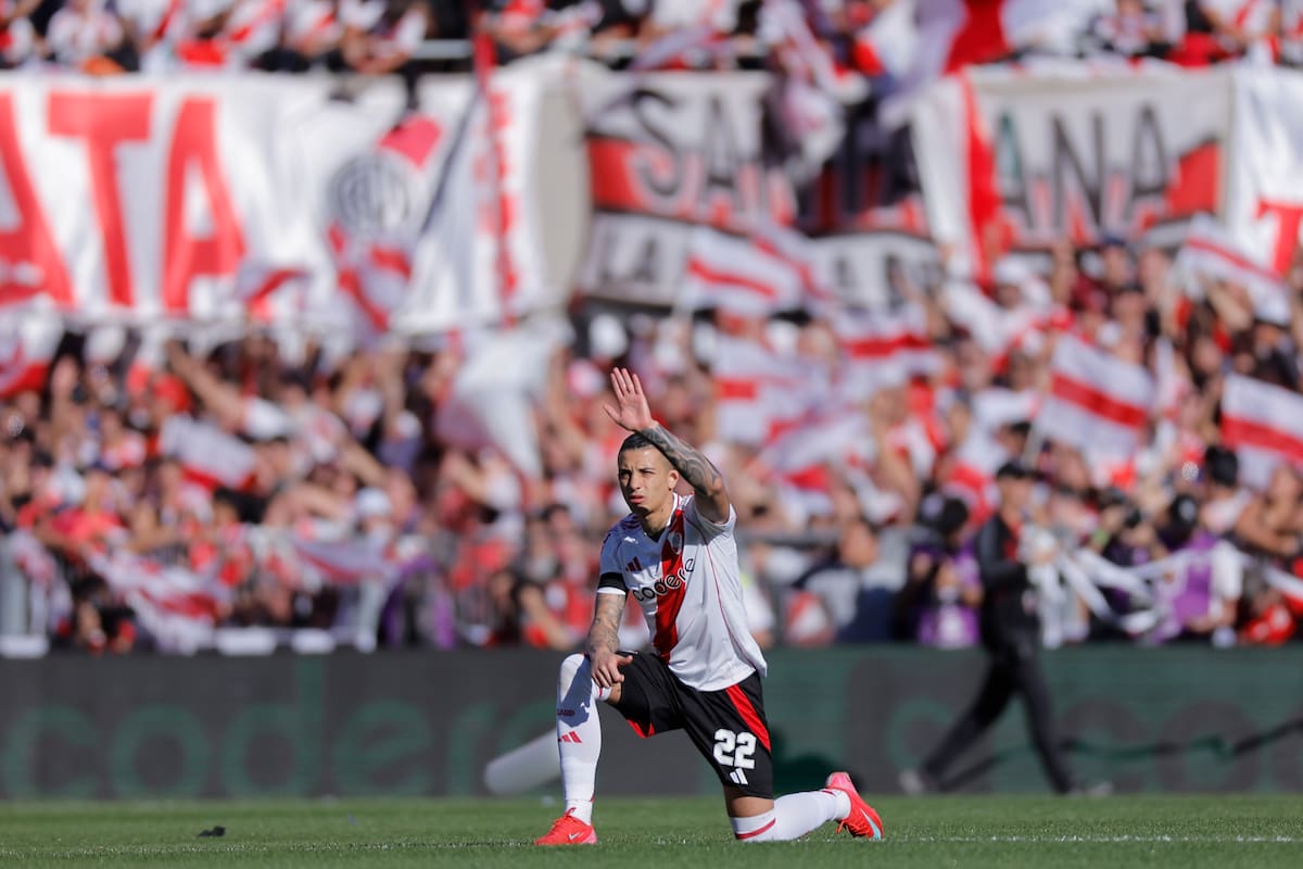 AME2925. BUENOS AIRES (ARGENTINA), 27/04/2025.- Kevin Castaño de River Plate se prepara este domingo, para el partido del Torneo Apertura de la Liga de Argentina entre River Plate y Boca Juniors en el estadio Monumental en Buenos Aires (Argentina). EFE/ Juan Ignacio Roncoroni