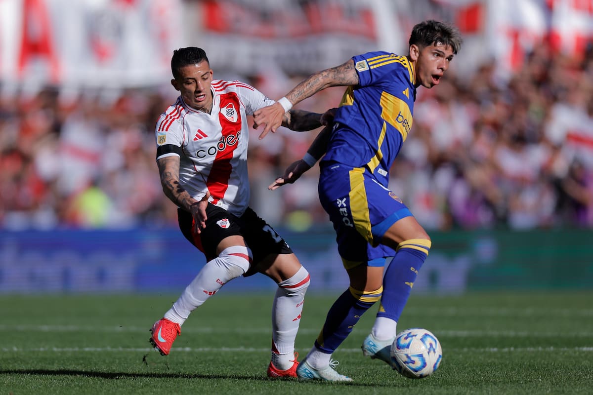 AME2925. BUENOS AIRES (ARGENTINA), 27/04/2025.- Kevin Castaño (i) de River Plate disputa el balón con Carlos Palacios de Boca Juniors este domingo, durante un partido del Torneo Apertura de la Liga de Argentina entre River Plate y Boca Juniors en el estadio Monumental en Buenos Aires (Argentina). EFE/ Juan Ignacio Roncoroni