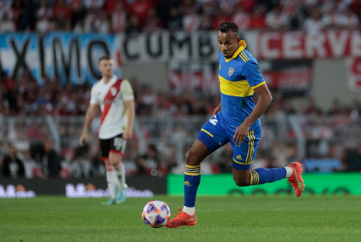 AME7940. BUENOS AIRES (ARGENTINA), 07/05/2023.- Sebastián Villa de Boca controla el balón hoy, durante un partido del campeonato de Primera División disputado en el estadio Monumental de Buenos Aires (Argentina). EFE/Juan Ignacio Roncoroni