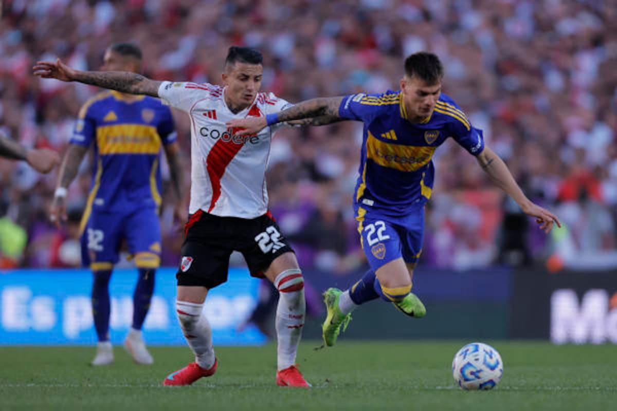 AME2925. BUENOS AIRES (ARGENTINA), 27/04/2025.- Kevin Castaño (i) de River Plate disputa el balón con Kevin Zenón de Boca Juniors este domingo, durante un partido del Torneo Apertura de la Liga de Argentina entre River Plate y Boca Juniors en el estadio Monumental en Buenos Aires (Argentina). EFE/ Juan Ignacio Roncoroni