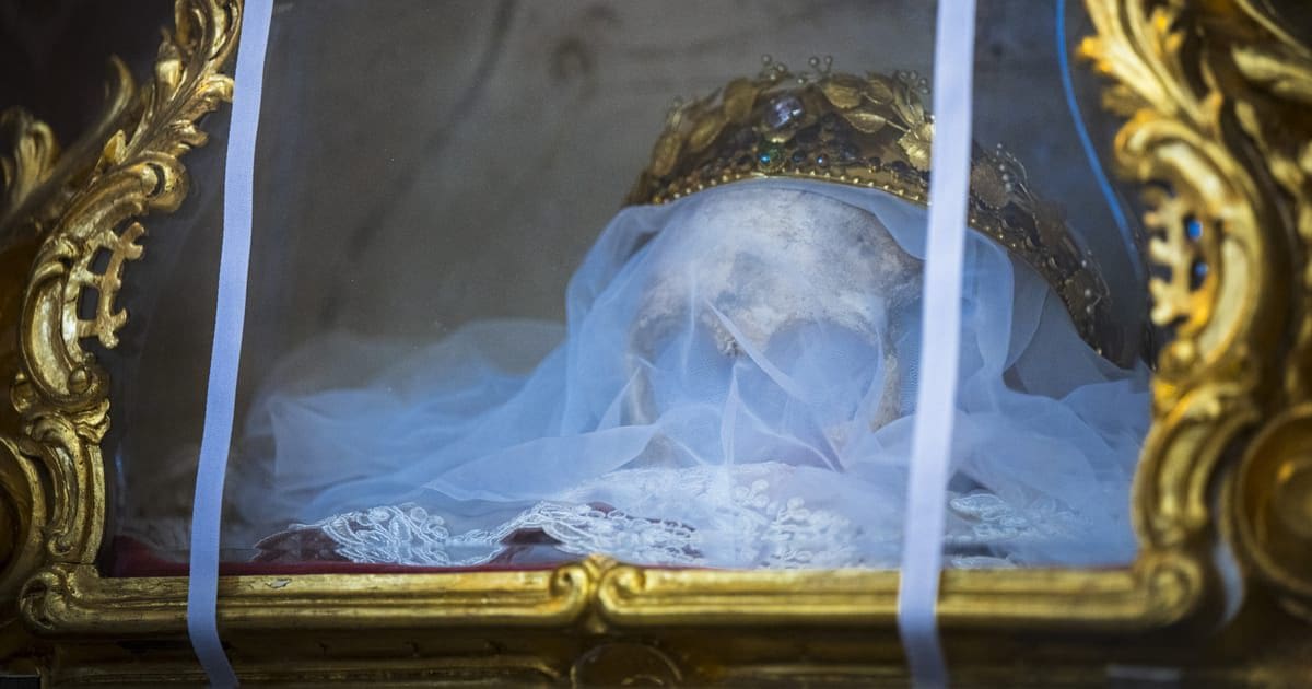 La reliquia robada era el cráneo de Santa Zdislava de Lemberk, una de las figuras religiosas más veneradas de República Checa. Más allá de su valor histórico, el objeto tenía un profundo significado espiritual para miles de fieles católicos,. Imagen tomada de: Redes sociales X