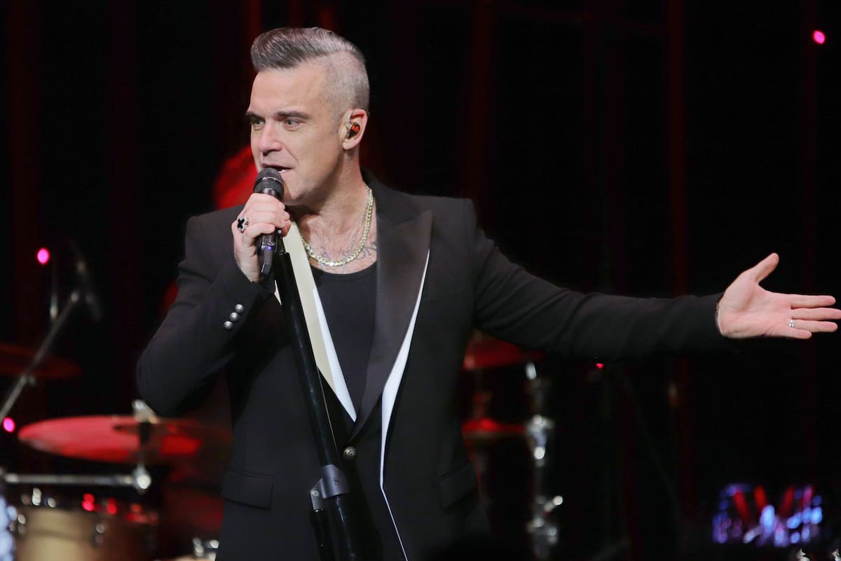 El cantante británico Robbie Williams padece complejo trastorno neurológico.