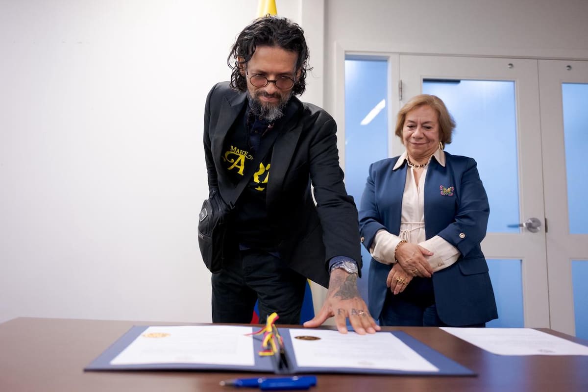 El cantante de origen puertorriqueño, Robi Draco Rosa, recibió nacionalidad colombiana en ceremonia junto a la canciller Rosa Villavicencio.
