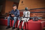 El robot que se volvió mascota en una universidad de Colombia: así interactúa ROBI con los estudiantes