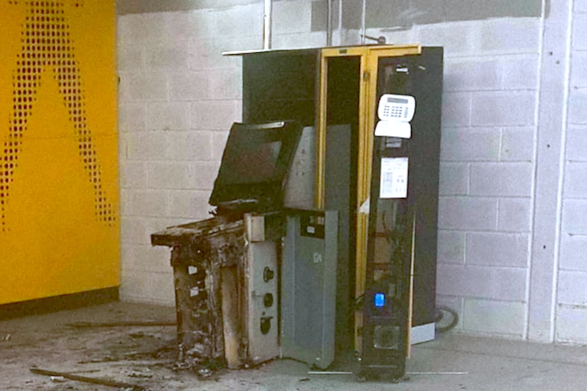 Este es el cajero automático de Bancolombia ubicado en un centro9 comercial de Malambo, Atlántico, al que sujetos trataron de sacarle dinero, pero al parecer explotó.//Cortesía @Hashtag24.