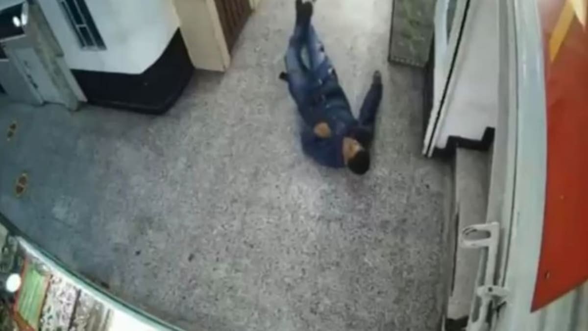 El "falso allanamiento": la modalidad que hoy tiene a un comerciante de Bogotá en cuidados intensivos. Delincuentes usaron uniformes de la Policía para saquear un local.
