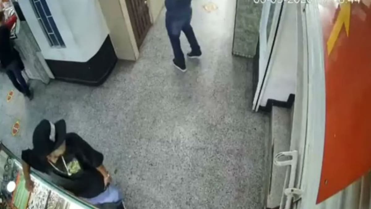 Millonario robo a joyería en el centro de Bogotá quedó en video: llegaron disfrazados de policías.