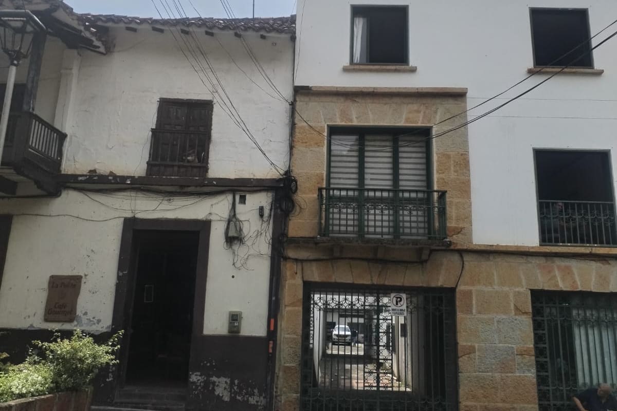 Un ladrón habría aprovechado la estructura de la fachada de la alcaldía de San Gil para ingresar al negocio vecino.