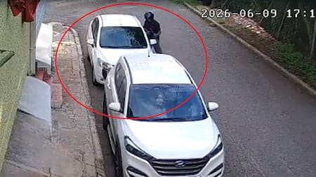 En video: ladrón rompió el vidrio de un carro y hurtó pertenencias en Bucaramanga