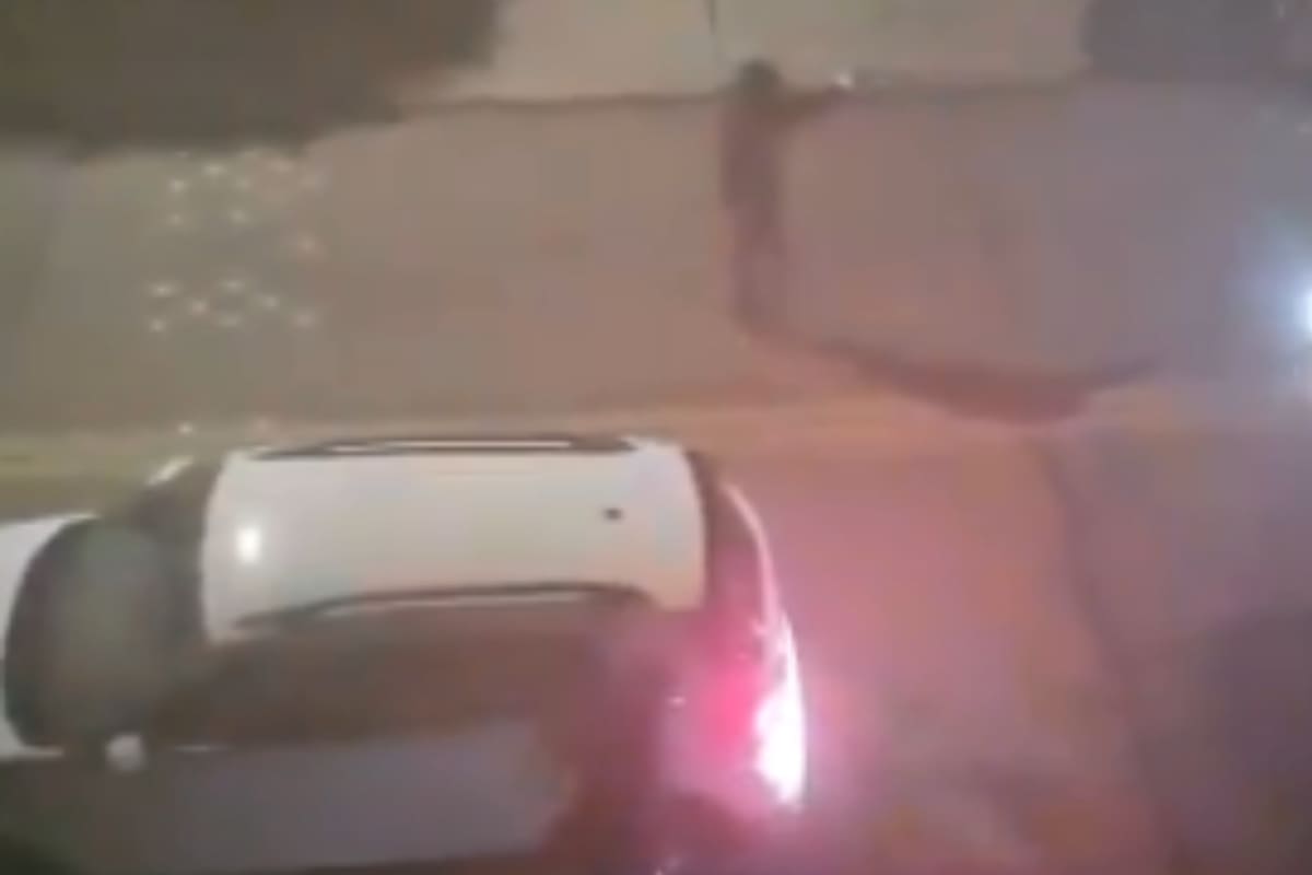 Cámaras de seguridad captaron el momento en que los delincuentes intimidaron a las víctimas para robar el vehículo.