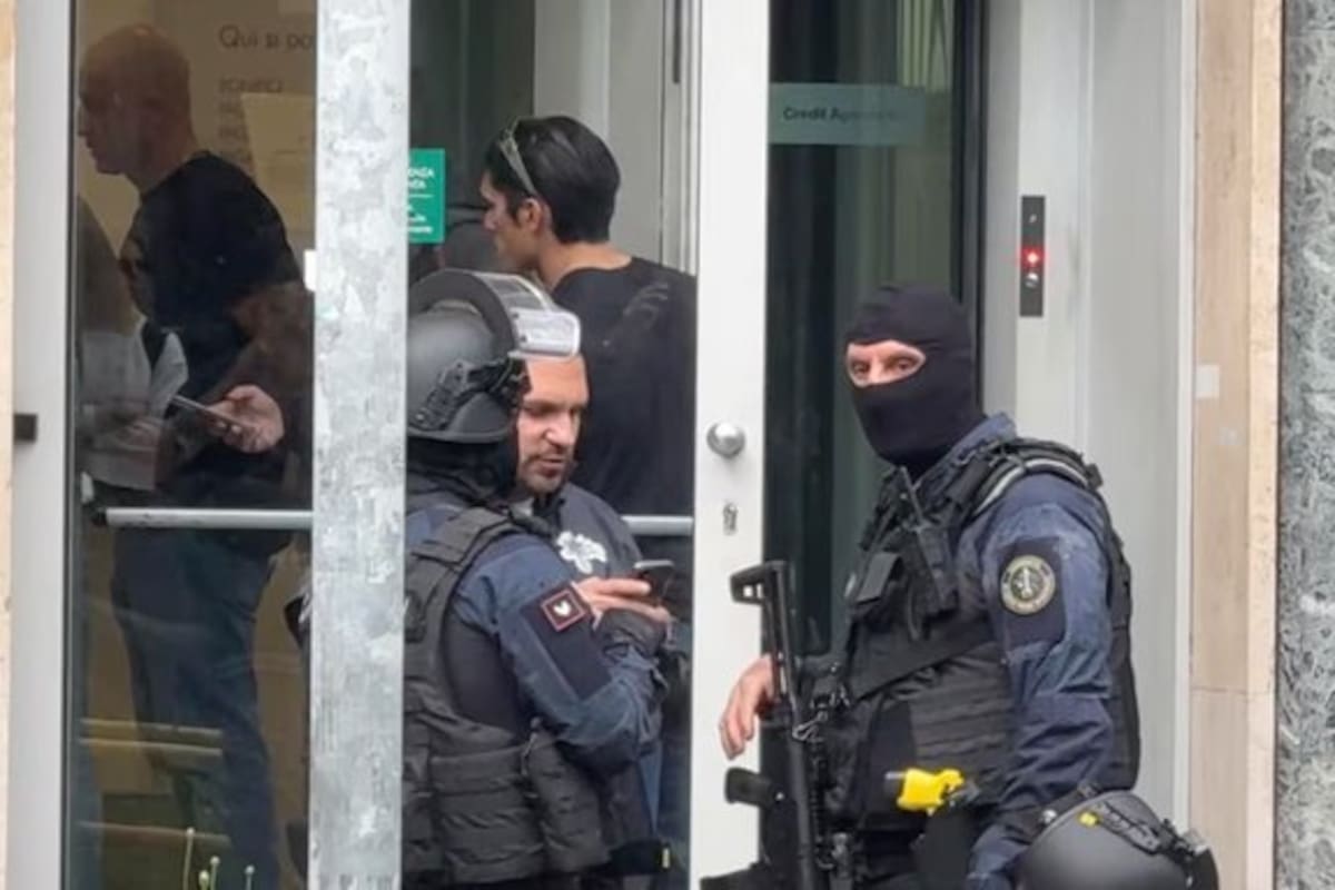 Varios hombres asaltaron un banco a plena luz del día en Nápoles, Italia, tomando como rehenes a 25 personas antes de escapar por un túnel.