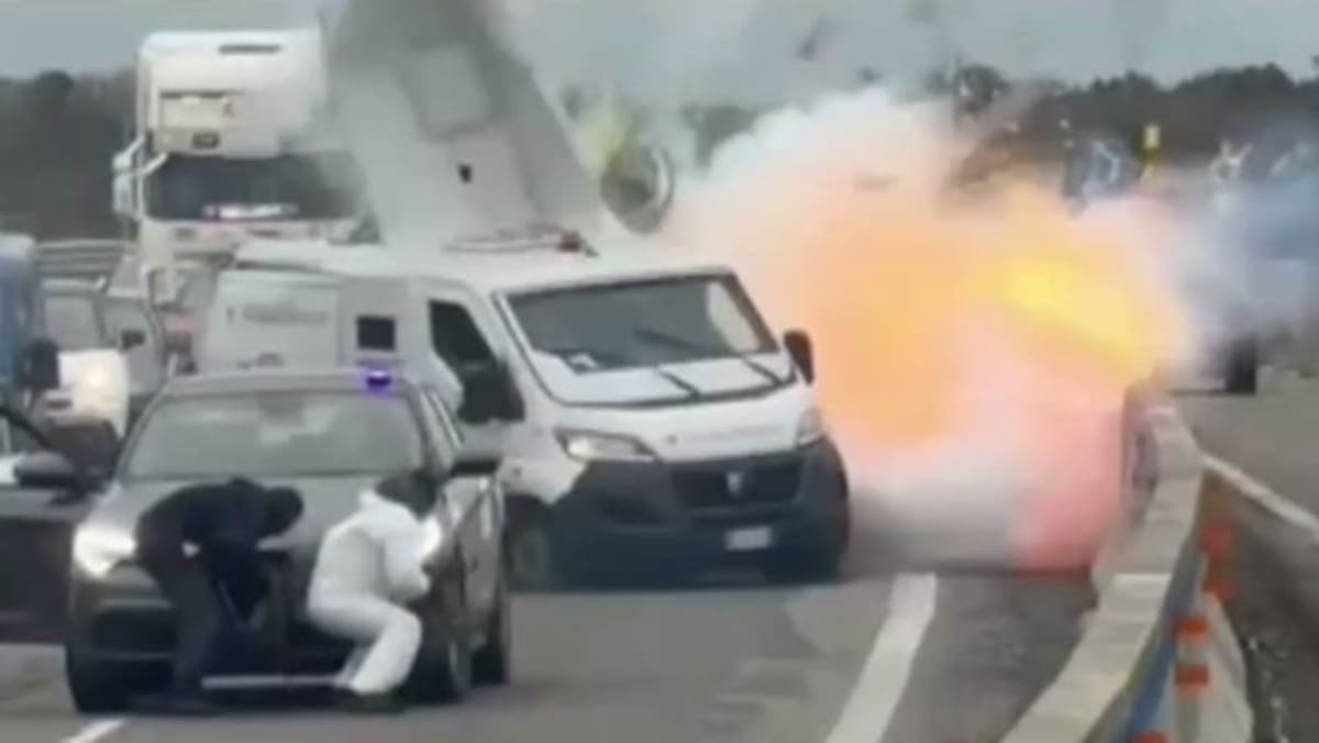 Espectacular asalto con explosiones y tiroteos a un furgón blindado en una autopista de Italia.