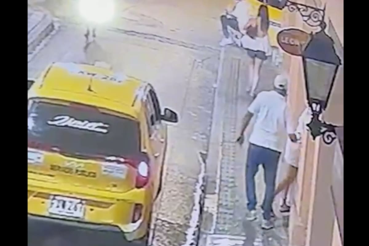 La Policía busca al taxista que en la noche del sábado pasado, 5 de septiembre, le robó el celular a una turista en pleno Centro Histórico de Cartagena. //FOTO CAPTURA DE VIDEO.