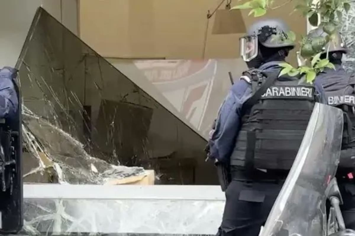 Golpe de película en la ciudad italiana de Nápoles: 25 rehenes en un banco y fuga por el alcantarillado.