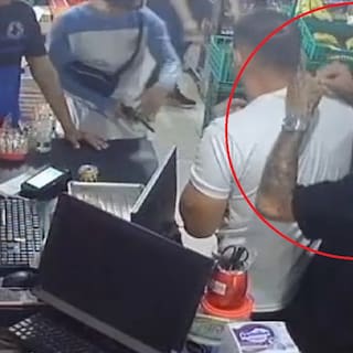 En video quedó robo en supermercado de Bucaramanga: delincuentes armados hurtaron cadena de oro