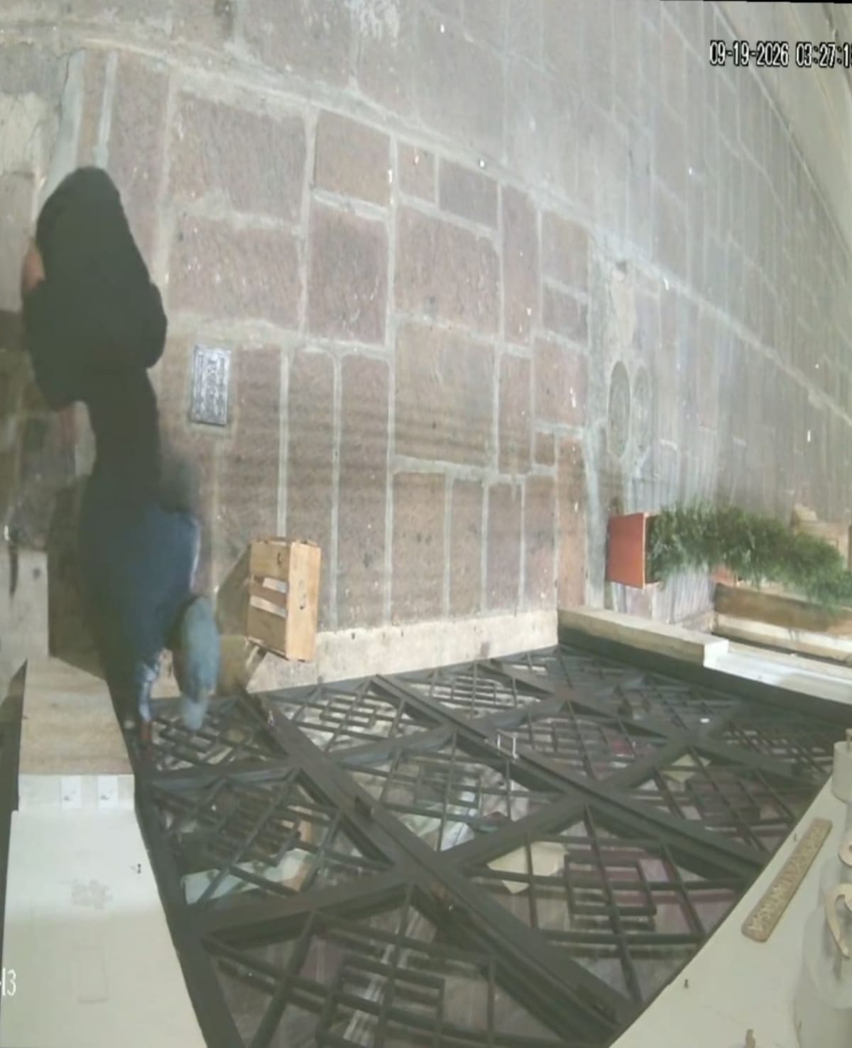 En el centro de San Gil los ladrones en la madruganada del pasado sabado rompieron un vidrio para sacar artículos de un negocio a pocos metros de la alcaldía.